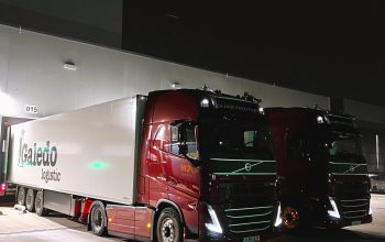 Flotă logistică – camioane în terminal Noaptea