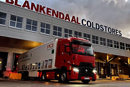 Flotă logistică – camion în terminal